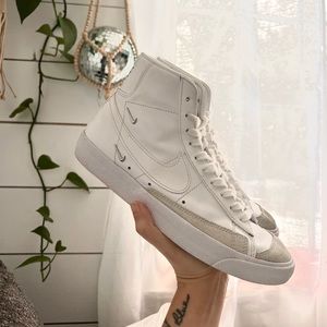 Nike Blazer Mid '77 SE 'Sisterhood - White Metallic Silver'